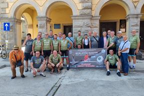 Zajednički snimak biciklista, organizatora maratona i domaćina (Snimio Branko Biočić)