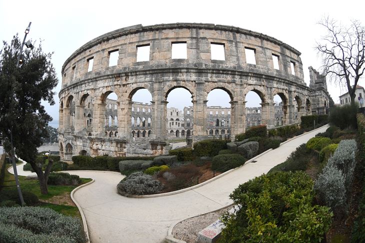 Impresivna pulska Arena svake godine privlači brojne turiste (Snimio Milivoj Mijošek)