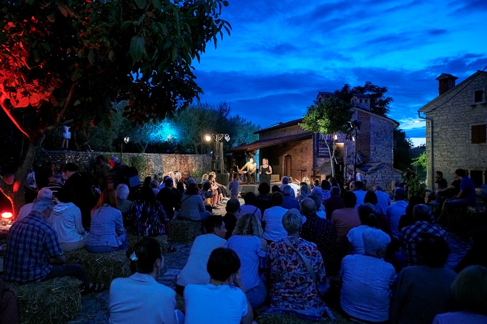 (Festival na dragom kamenu)