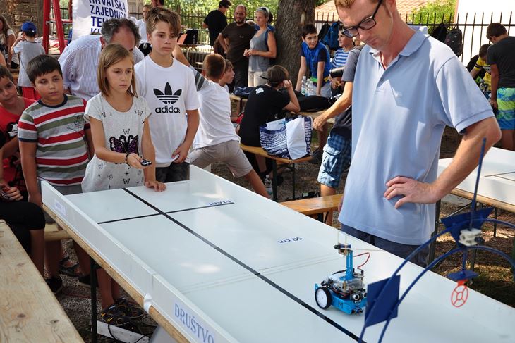 Robotrka na prstenac (Foto: Društvo za robotiku Istra)