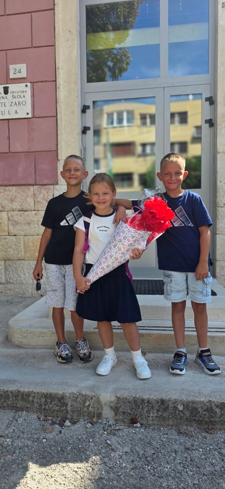 Prvašići pred OŠ Monte Zaro