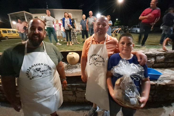 Najbolju su maneštru skuhali članovi BK Rakalj (Snimio Zoran Oljača)