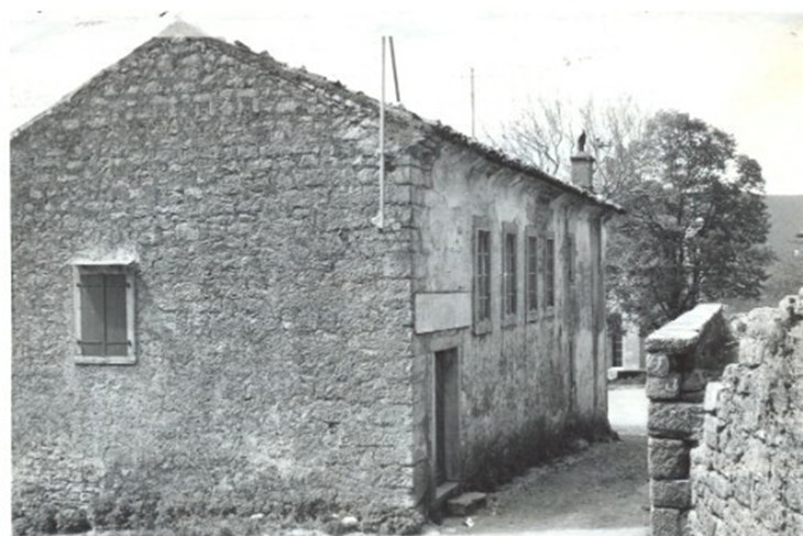 Zgrada Hrvatske pučke škole u Lanišću, fotografija iz 1971. godine