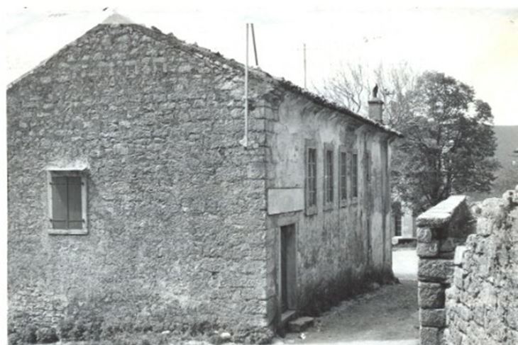 Zgrada Hrvatske pučke škole u Lanišću, fotografija iz 1971. godine
