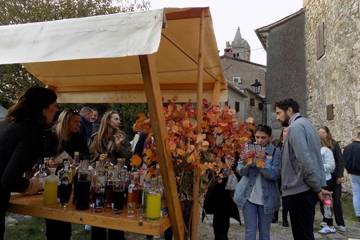 U najmanjem gradu na svijetu održana 25. smotra domaćih rakija (Snimila Gordana Čalić Šverko)
