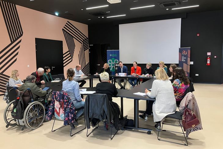 (Sjednica povjerenstva)