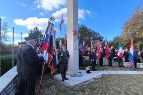 Barjaktari-praporščaki kod spomenika (Snimio Zvonimir Guzić)