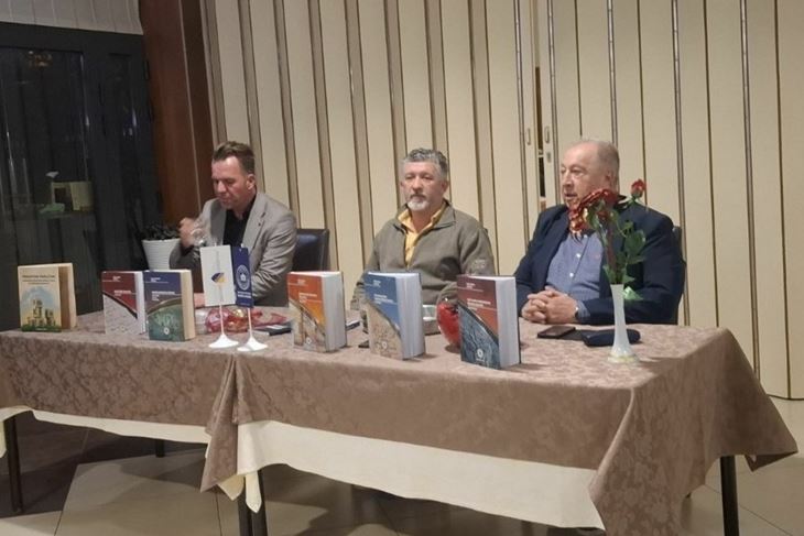 (Jasmin Hodžić, Alen Kalajdžija i Muhamed Muratagić na tribini u Buzetu)