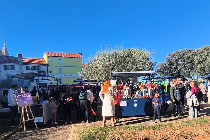 Park Luciano Delbianco ispred Gradske vijećnice bio je pun posjetitelja tijekom cijelog dana (Snimio Zvonimir Guzić)