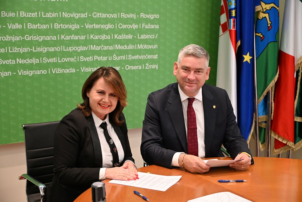 (Potpisivanje ugovora)