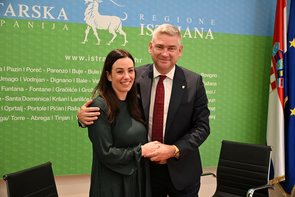 (Potpisivanje ugovora)