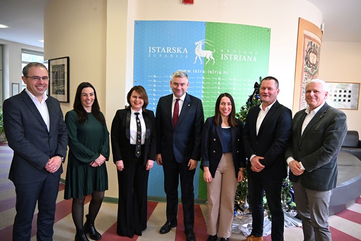 (Potpisivanje ugovora)