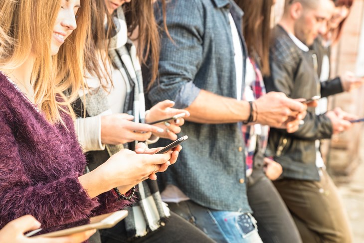 (Mladi su uronjeni u digitalni svije)