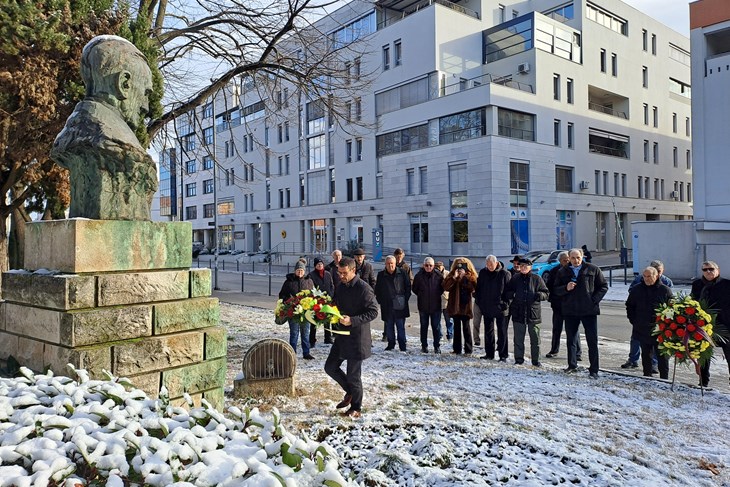 (Polaganje vijenaca ispred spomenika velikog izumitelja)