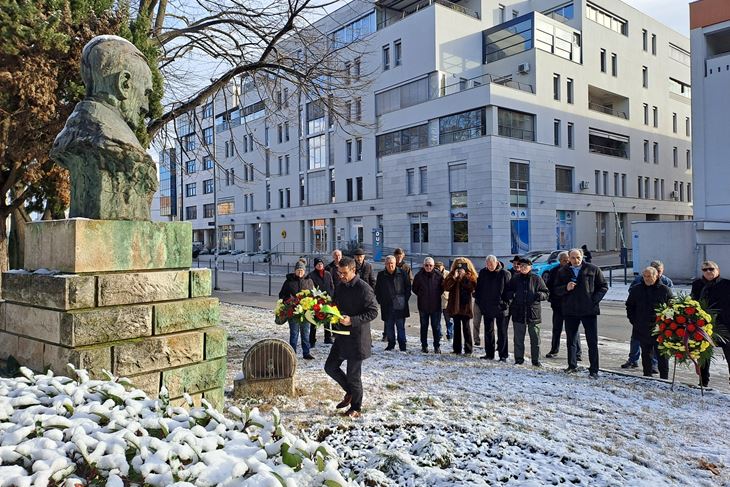 (Polaganje vijenaca ispred spomenika velikog izumitelja)