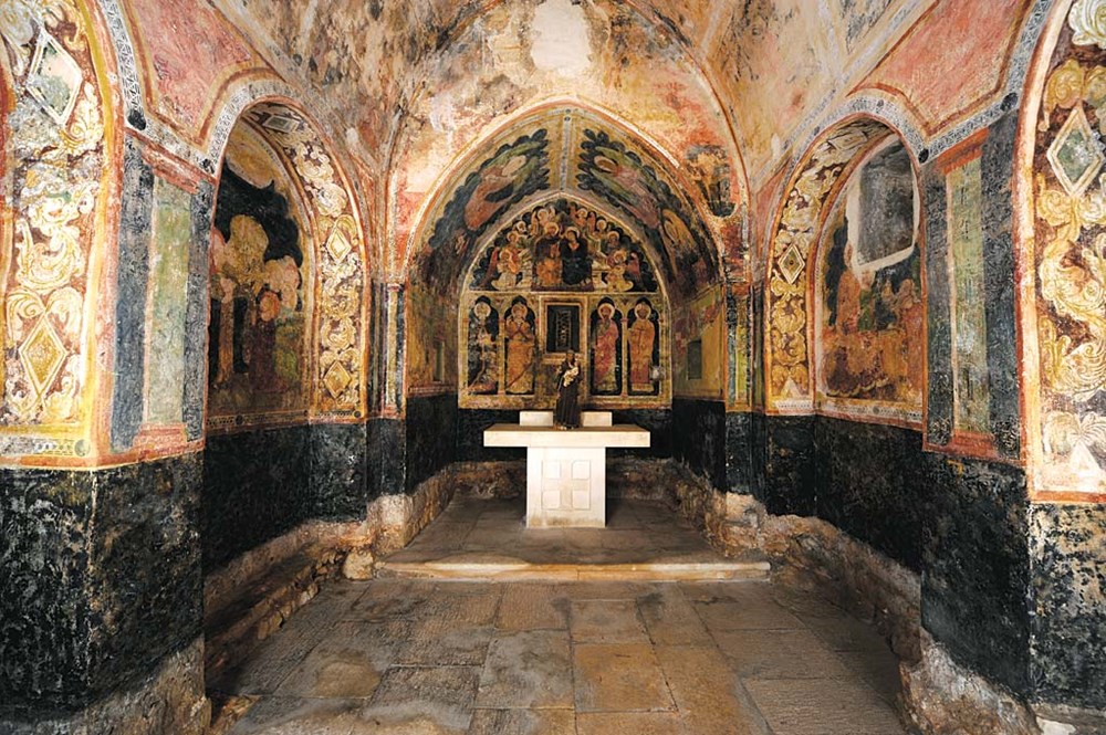 (Oslikana unutra&scaron;njost žminjske crkvice)