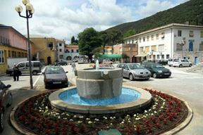 Fontana na središnjem trgu u Raši