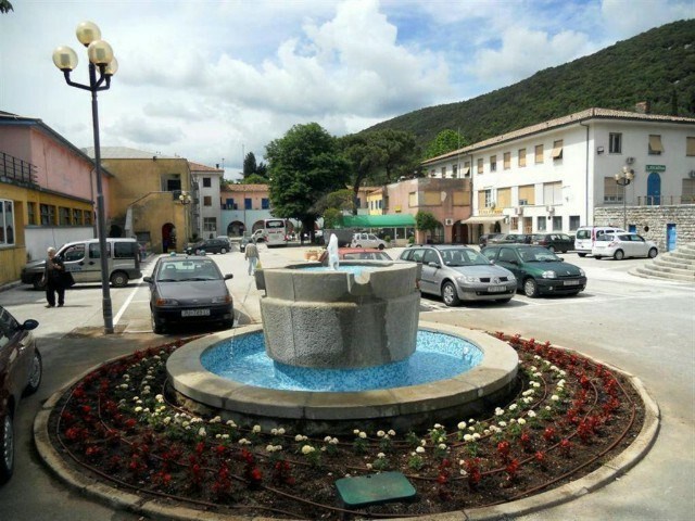 Fontana na sredi&scaron;njem trgu u Ra&scaron;i