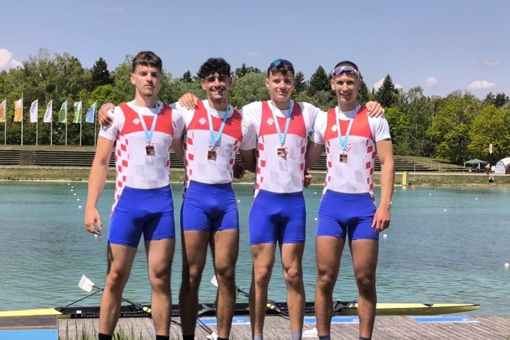 BRONČANI ČETVERAC - Jerko Petković drugi slijeva