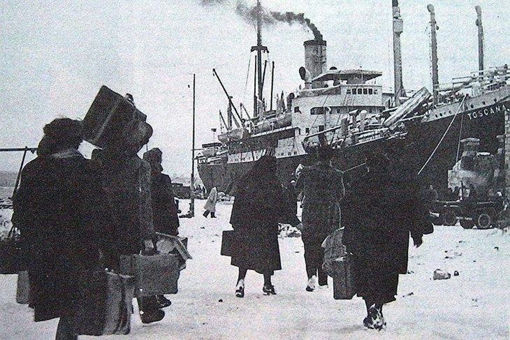 Puležani napuštaju Pulu brodom "Toscana" 1947. (Wikimedia Commons)
