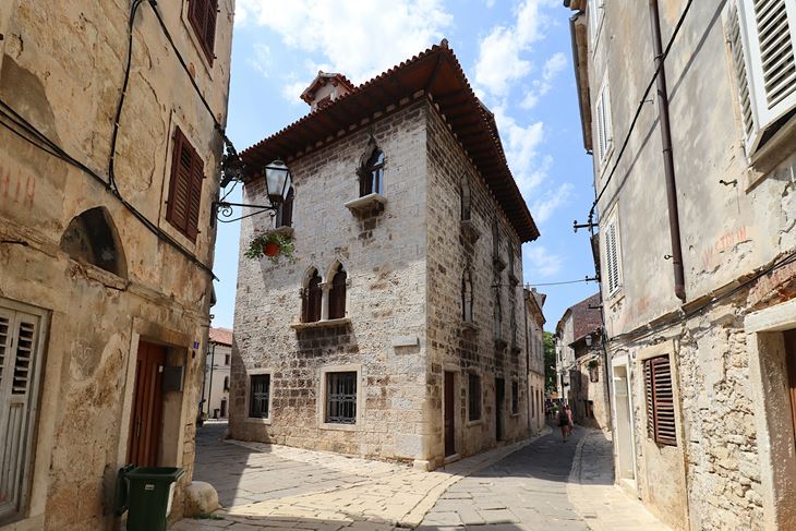 Gotička palača, mali kaštel, s nizom renesansnih elemenata koje treba otkrivati (Snimio Zvjezdan Strahinja)