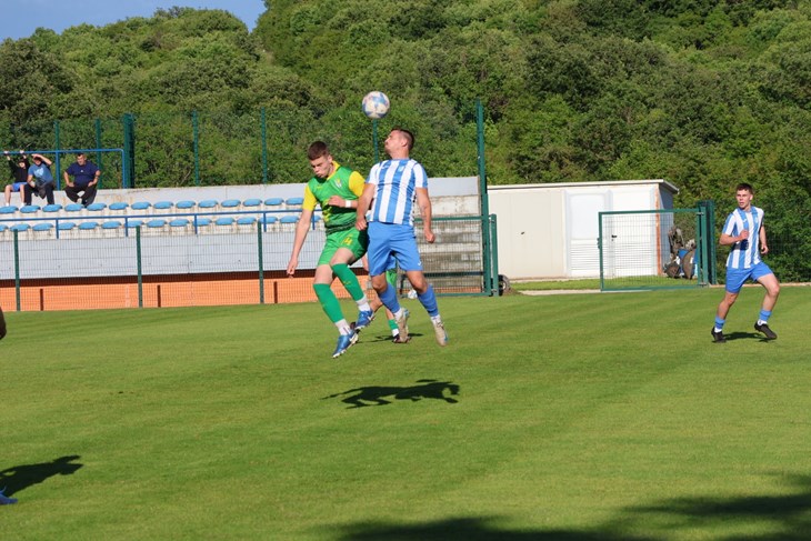 Damir Daić (Istra Pula) i Tino Peteh (Mladost)