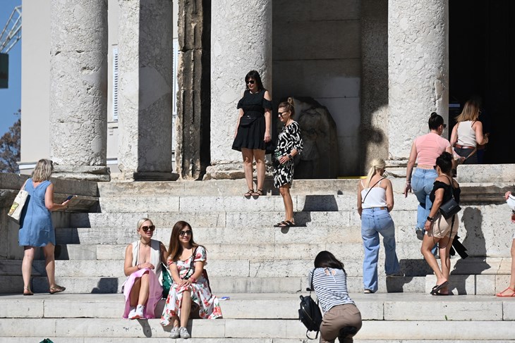 Pula turisti Ilustracija (Arhiva Glasa Istre)