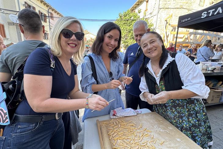 Prvo izdanje Buzetske štorije od ulja (Snimila Gordana Čalić Šverko)