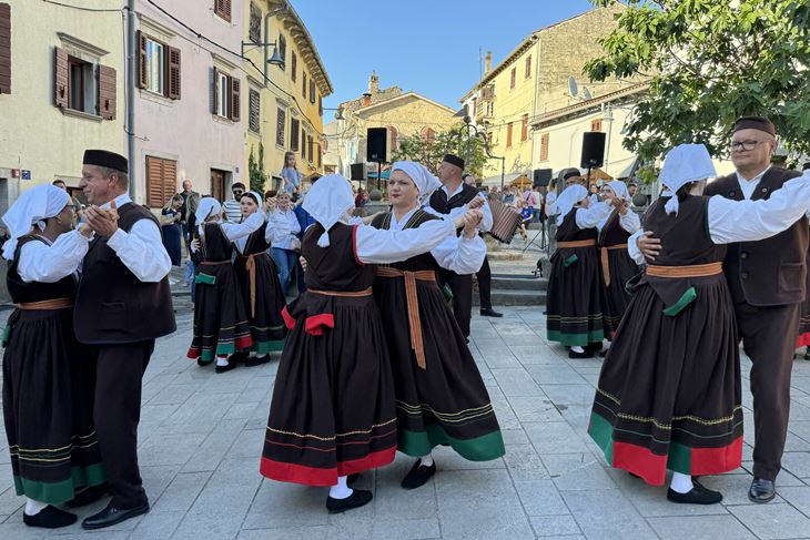 Prvo izdanje Buzetske štorije od ulja (Snimila Gordana Čalić Šverko)