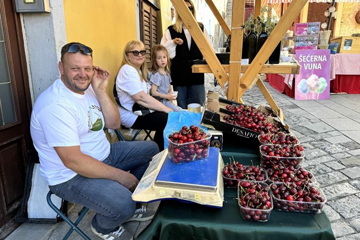 Prvo izdanje Buzetske štorije od ulja (Snimila Gordana Čalić Šverko)