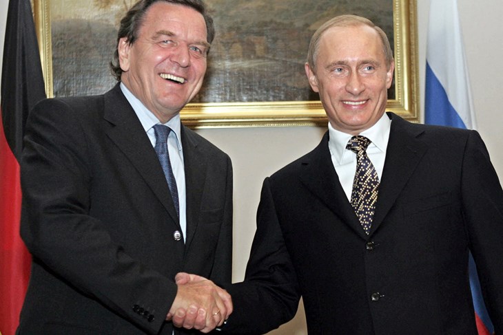 Gerhard Schroeder i  Vladimir Putin (Photo by TATYANA MAKEYEVA / AFP)