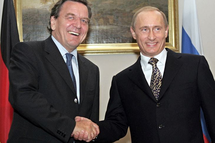 Gerhard Schroeder i  Vladimir Putin (Photo by TATYANA MAKEYEVA / AFP)