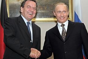 Gerhard Schroeder i  Vladimir Putin (Photo by TATYANA MAKEYEVA / AFP)