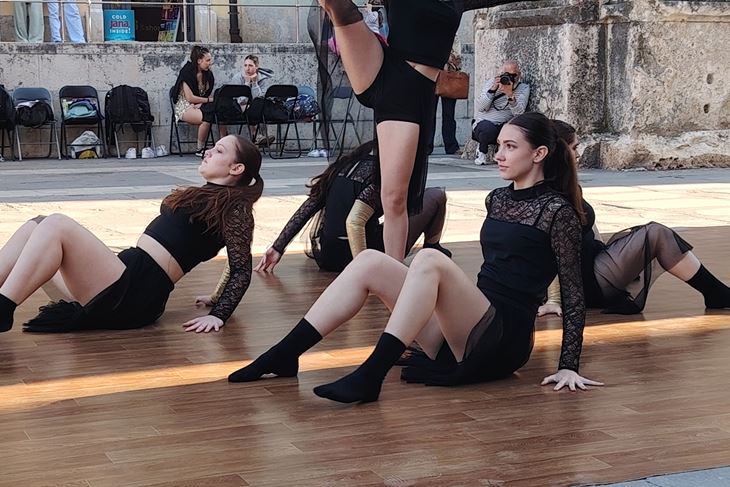 (Sense & Dance)