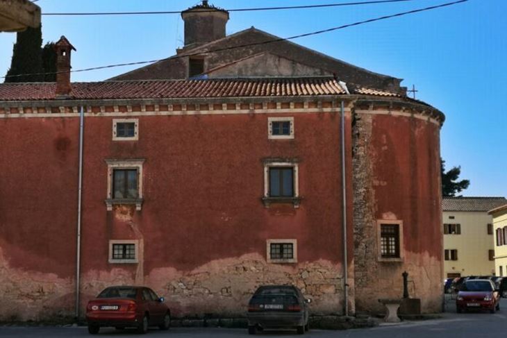 Polukružna kula sazidana u crkvu i palaču Loredan u Barbanu