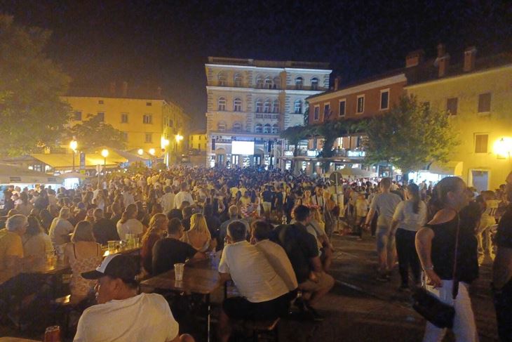 Pun trg u starom Labinu (Snimio Branko Biočić)