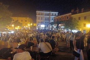 Pun trg u starom Labinu (Snimio Branko Biočić)