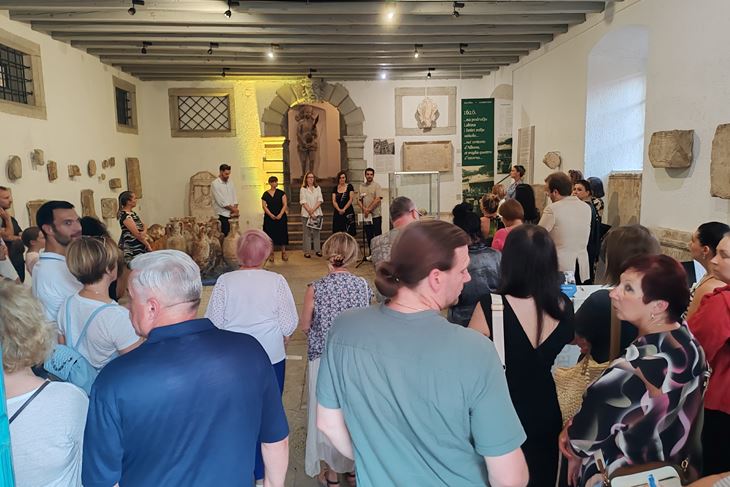 Hoteli Mediteran i Marina bili su prvi hoteli u Rapcu, izgradio ih je IUR, a danas služe za smještaj sezonaca (Snimio Branko Biočić)