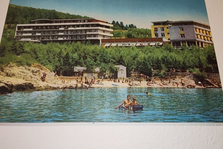 Hoteli Mediteran i Marina bili su prvi hoteli u Rapcu, izgradio ih je IUR, a danas služe za smještaj sezonaca (Snimio Branko Biočić)