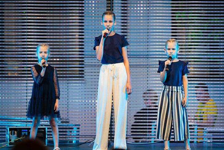 Mali veliki mikrofon na Trgu Goričica u Buzetu (Studio 11)