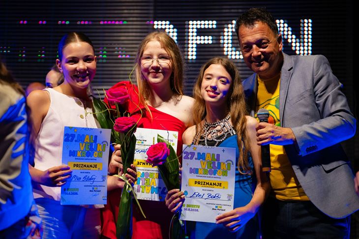 Mali veliki mikrofon na Trgu Goričica u Buzetu (Studio 11)