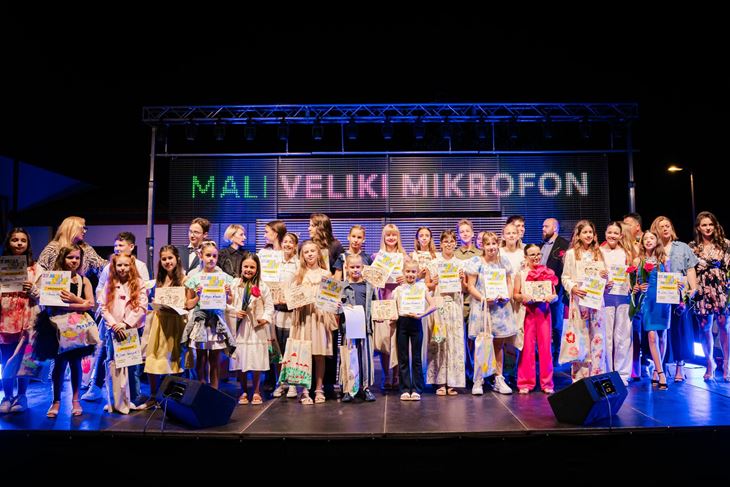Mali veliki mikrofon na Trgu Goričica u Buzetu (Studio 11)
