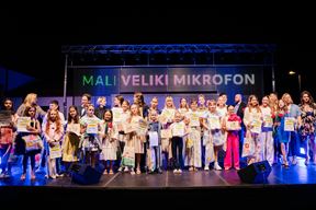 Mali veliki mikrofon na Trgu Goričica u Buzetu (Studio 11)