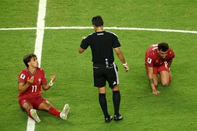  Joao Felix, Alireza Faghani i Bruno Fernandes (M. BRIGGS/AFP)