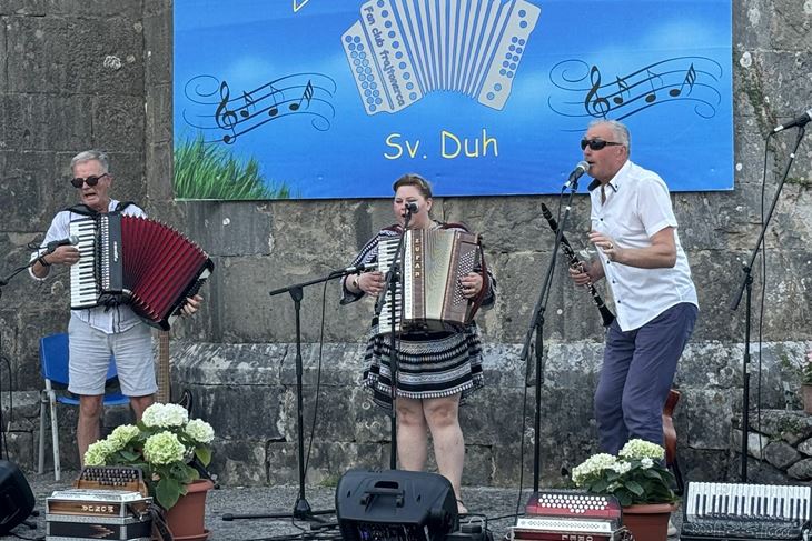 Glazbeno druženje otvoreno je svojevrsnom himnom susreta (Snimila Gordana Čalić Šverko)