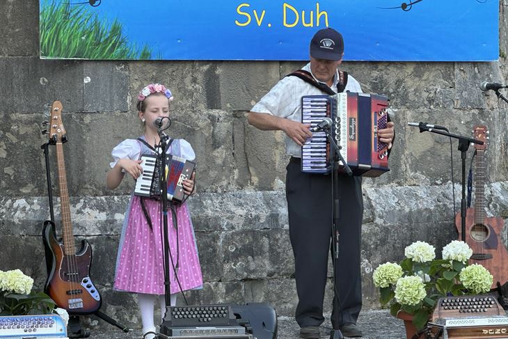 Glazbeno druženje otvoreno je svojevrsnom himnom susreta (Snimila Gordana Čalić Šverko)