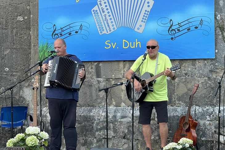 Glazbeno druženje otvoreno je svojevrsnom himnom susreta (Snimila Gordana Čalić Šverko)