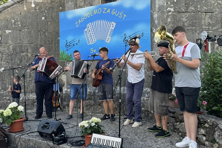 Glazbeno druženje otvoreno je svojevrsnom himnom susreta (Snimila Gordana Čalić Šverko)