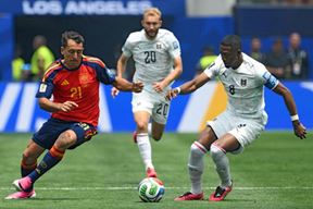 Mikel Oyarzabal i David Alaba (AFP)
