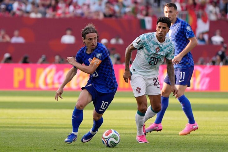 Luka Modrić i Joao Cancelo (AP)